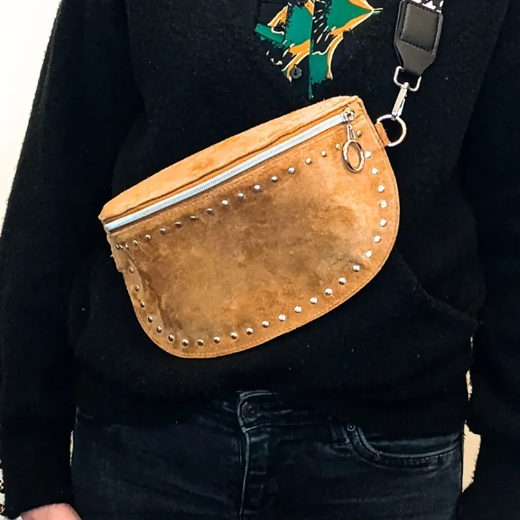 Sac banane Bella à rivets (Camel)